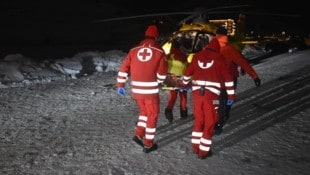 Der Verletzte wurde mit dem Heli geborgen. (Bild: ZOOM Tirol)