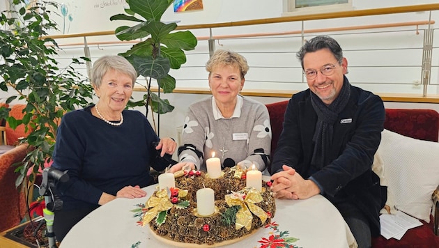 Bewohnerin Edith Zoufaly mit Heimleiterin Elke Bunner und Caritas-Direktor Ernst Sandriesser.  (Bild: Tragner Christian/Tragner)