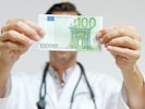 Die „Krone“ hat die Liste der typischen Einkommen aller Kassenärzte. (Bild: Krone KREATIV/stock.adobe.com)