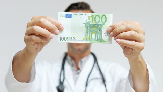 For the first time, the "Krone" shows the list of typical incomes of all statutory health insurance physicians. (Bild: Krone KREATIV/stock.adobe.com)