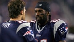 Jahrelang war Randy Moss (r.) Tom Bradys stärkste Offensivwaffe. (Bild: AFP/Jim Rogash / Getty Images North America / AFP)