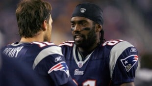 Jahrelang war Randy Moss (r.) Tom Bradys stärkste Offensivwaffe. (Bild: AFP/Jim Rogash / Getty Images North America / AFP)