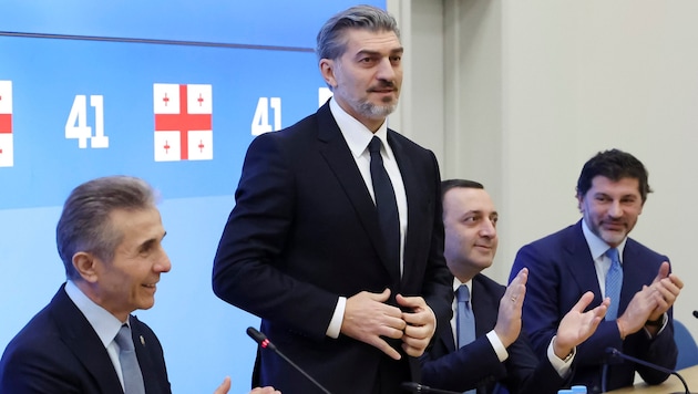 Der ehemalige Fußballprofi Michail Kawelaschwili (Bildmitte) ist der neue Präsident Georgiens. (Bild: AP)