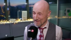 Roland Düringer verrät im krone.tv-Interview welche Operation ihn heuer zu Weihnachten erwartet. (Bild: krone.tv)