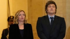 Italiens Premierministerin Girogia Meloni und Argentiniens Staatschef Javier Mileni pflegen eine enge Beziehung. (Bild: APA/AP)