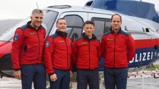 Franz Markart, Ausbildungschef der Tiroler Alpinpolizei, und Viktor Horvath, Tirols oberster Alpinpolizist, mit den neuen Bezirksleitern Willi Auer und Daniel Kölli (von links). (Bild: Johanna Birbaumer)