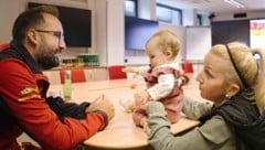 Als wäre nichts gewesen: Baby Martina und Mama Julia können dank der Lebensrettung durch den C18 wieder lachen. Für Notarzt Christoph Schriefl sind solche Momente ganz besondere. (Bild: LSZ Burgenland)