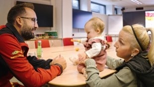 Als wäre nichts gewesen: Baby Martina und Mama Julia können dank der Lebensrettung durch den C18 wieder lachen. Für Notarzt Christoph Schriefl sind solche Momente ganz besondere. (Bild: LSZ Burgenland)