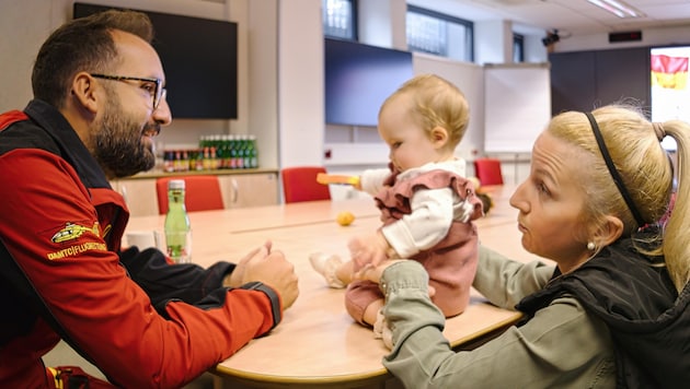 Als wäre nicht gewesen: Baby Martina und Mama Julia können dank der Lebensrettung durch den C18 wieder lachen. Für Notarzt Christoph Schriefl sind solche Momente ganz besondere. (Bild: LSZ Burgenland)