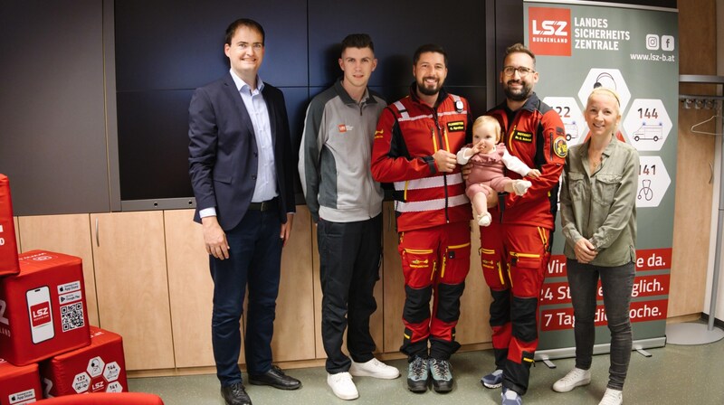 Danke an die Retter. Leitstellenleiter Mario Promintzer und Niklas Wagner (LSZ), Flugretter Christoph Spreitzer, Notarzt Christoph Schriefl mit Baby Martina und Mama Julia Tschida. (Bild: LSZ Burgenland)