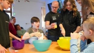 Ein Vormittag im Haus Vitus in Wimpassing. Beim gemeinsamen Kochen hatten Bewohner und Jungflorianis gleichsam viel Freude. (Bild: Günter Prünner)