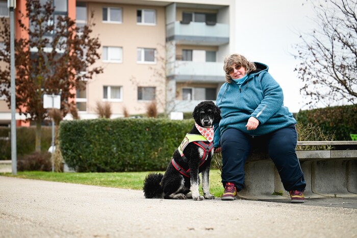 Sabine mit ihrem Therapiehund
