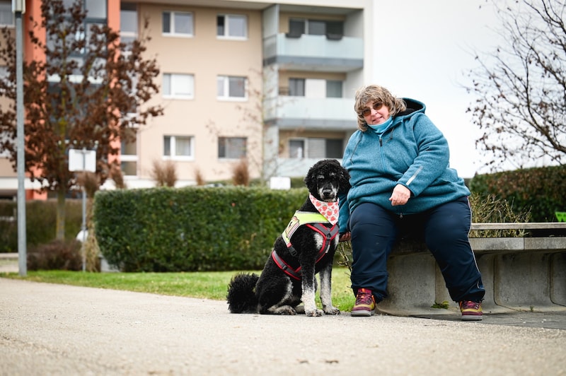 Sabine mit ihrem Therapiehund (Bild: Markus Wenzel)