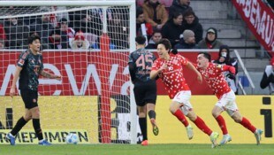 Die Mainzer jubeln gegen den FC Bayern.