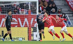 Die Mainzer jubeln gegen den FC Bayern.
