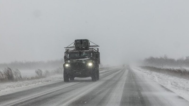 Ein Militärfahrzeug im Gebiet Donezk (Bild: AFP/Roman Pilipey)