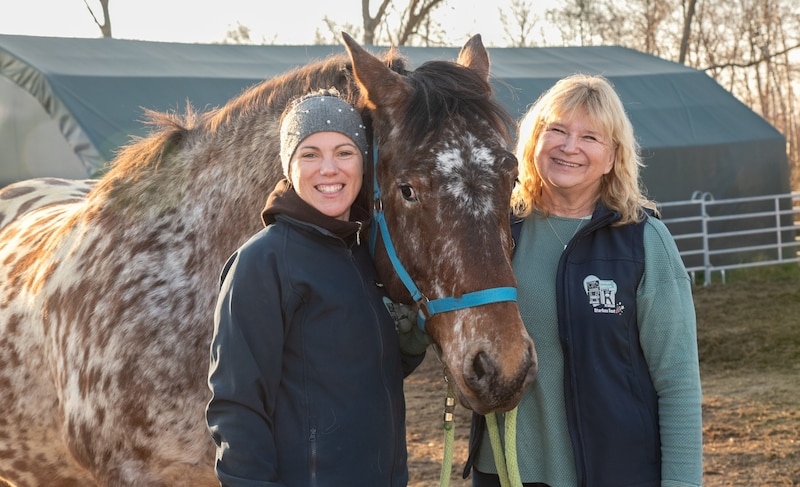 Physiotherapeutin Claudia Maranda und Vereinsobfrau Andrea Keglovits-Ackerer mit Therapiepferd Jolly Jumper.  (Bild: Doris_SEEBACHER)