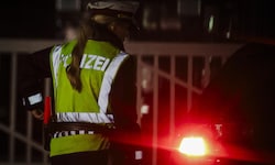 Polizisten konnten den E-Roller-Fahrer in der Halleiner Innenstadt stoppen.