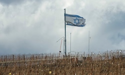 Eine israelische Flagge an der Grenze zu Syrien