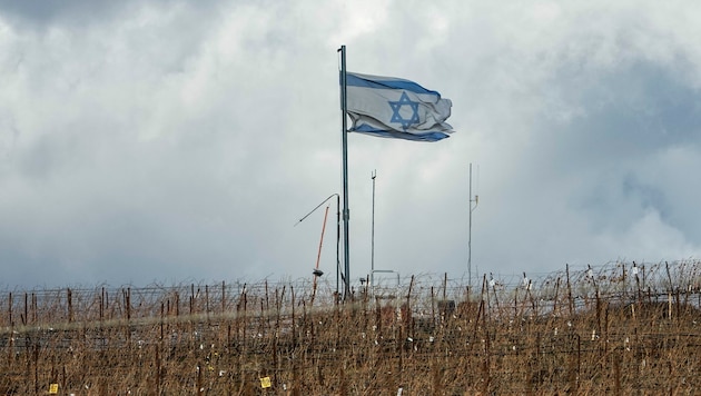 An Israeli flag on the border with Syria (Bild: AP/Matias Delacroix)