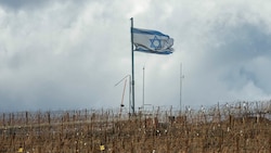 Eine israelische Flagge an der Grenze zu Syrien (Bild: AP/Matias Delacroix)