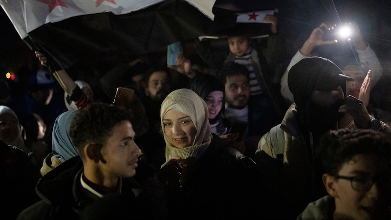 Flag of the Syrian democracy movement (Bild: AP/Leo Correa)