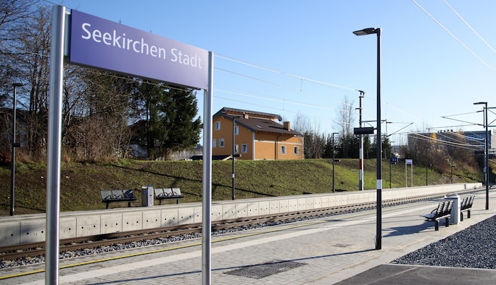 Mit „Seekirchen Stadt“ gibt es einen gänzlich neuen Bahnhof.