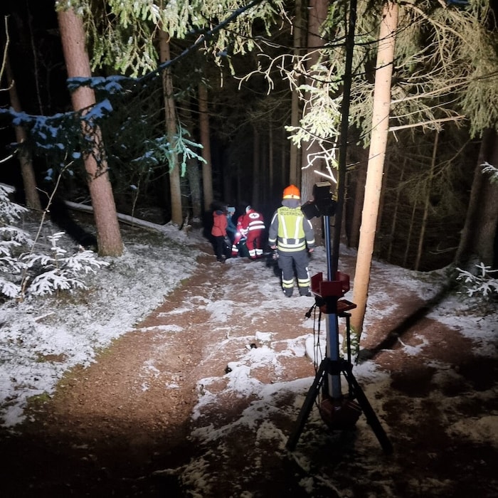 Die Einsatzkräfte arbeiteten sich zu Fuß zum Verletzten vor.