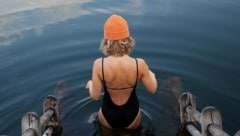 Einen zu kalten Zeller See gibt es für Daniela Bily nicht. Die Yogalehrerin liebt Eisbaden. (Bild: Daniela Bily)