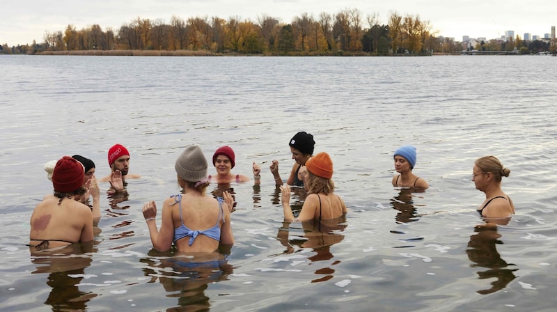 Jeder kann es ins kalte Wasser schaffen, ist die Yogalehrerin überzeugt. (Bild: Daniela Bily)