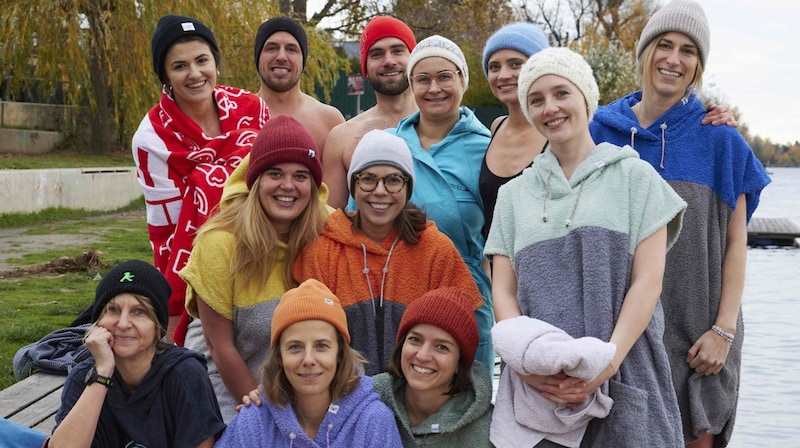 Daniela Bily (orange Haube) gibt ihr großes Wissen rund ums Eisbaden bei Kursen in Zell am See weiter. (Bild: Daniela Bily)