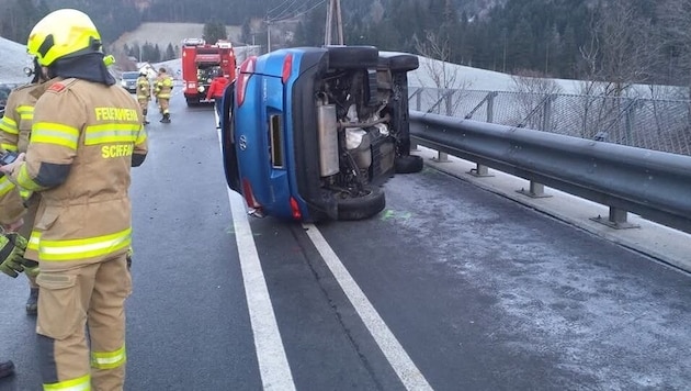 Am Freitagnachmittag kam ein Lenker ins Schleudern und kippte mit seinem Auto um. (Bild: FF Scheffau am Tennengebirge)