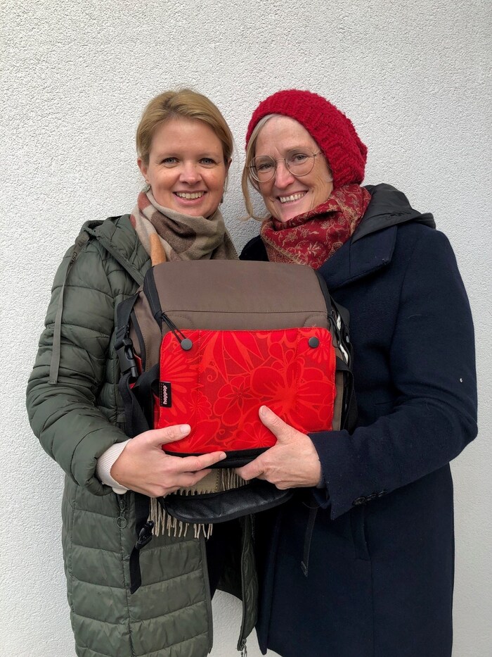 Finderin Eva Resch (re.), Besitzerin Bettina Z. und die wertvolle Tasche.