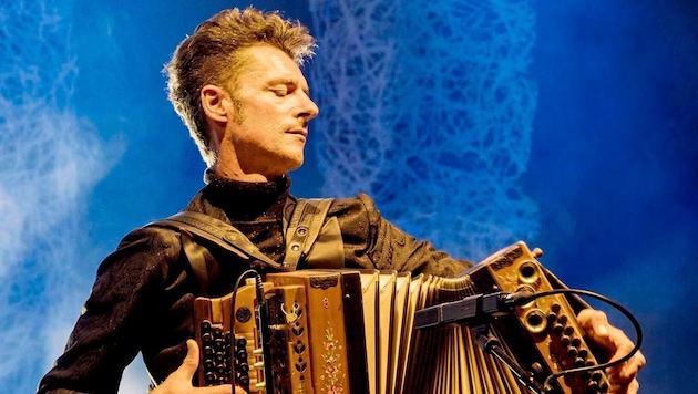 Harmonica sensation Herbert Pixner plays a model made by Andreas Jamnik from Gamlitz. (Bild: Herbert Pixner Projekt)