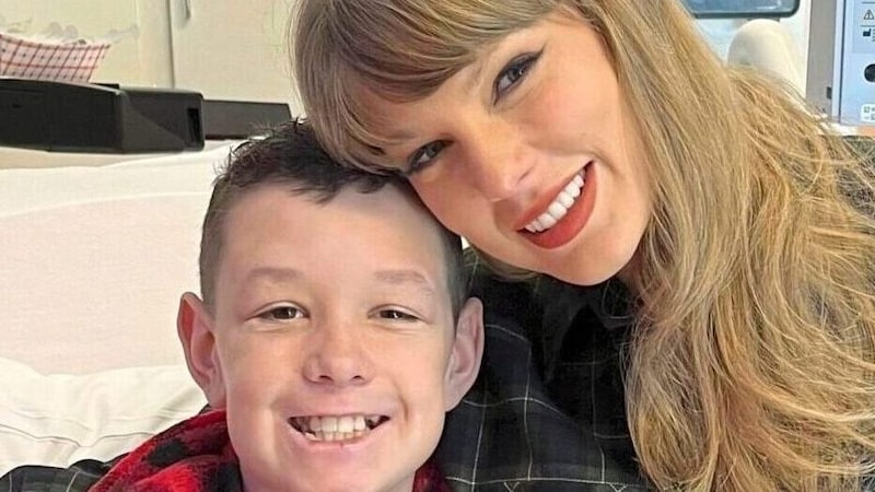 Taylor Swift mit Beckett Thomas (Bild: AP ( via APA) Austria Presse Agentur/Cassie Thomas)