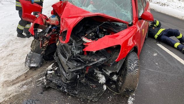 Die Feuerwehr Schenkenfelden barg das Unfallauto. (Bild: FF Schenkenfelden)