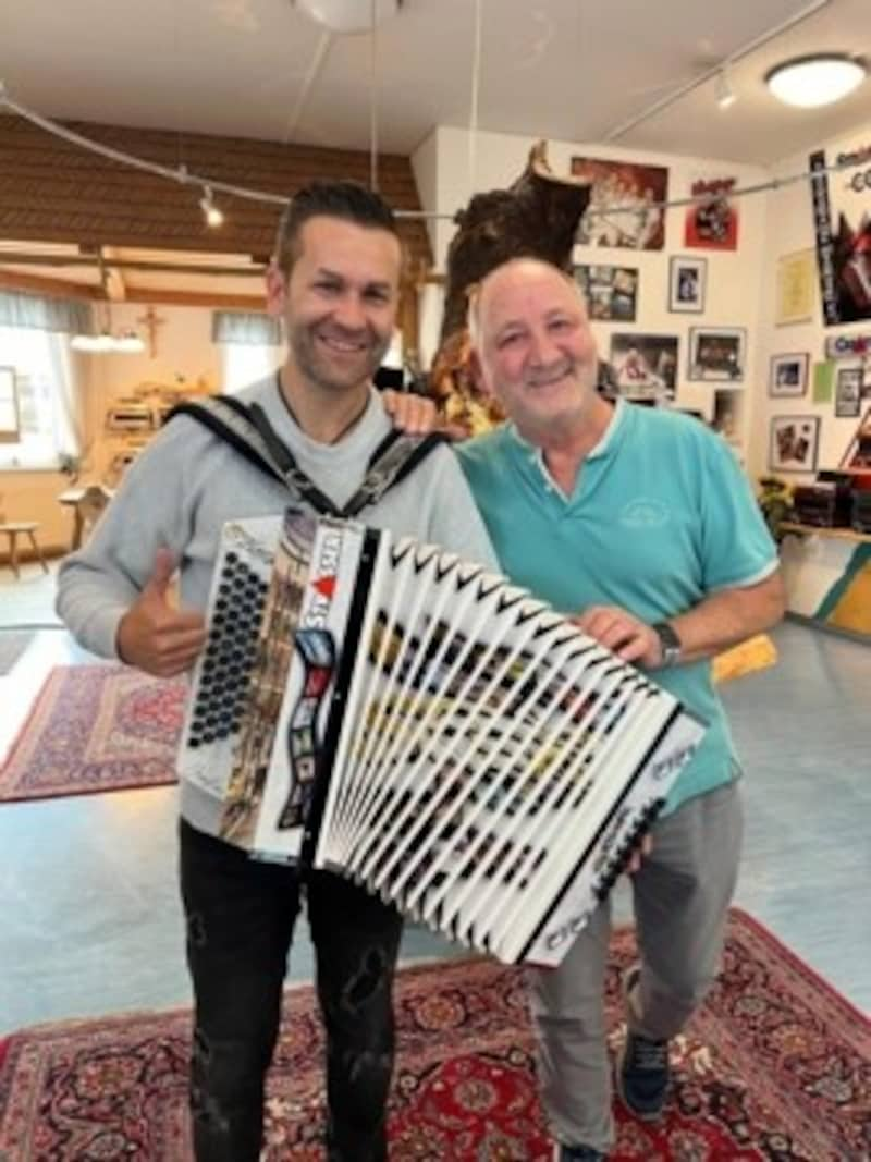 Ernst Strasser (right) knows what the music stars need: Jürgen Leitner (Seer) plays one of his Styrian instruments. (Bild: Strasser)