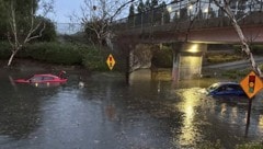 Einige Fahrzeuglenker wurden von überfluteten Straßen überrascht. (Bild: AP)