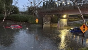 Einige Fahrzeuglenker wurden von überfluteten Straßen überrascht. (Bild: AP)