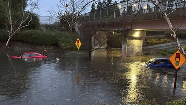 Einige Fahrzeuglenker wurden von überfluteten Straßen überrascht. (Bild: AP)