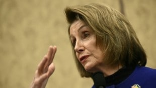 US-Politikerin Nancy Pelosi liegt derzeit in einem Krankenhaus in Deutschland. (Bild: AFP/Brendan Smialowski)