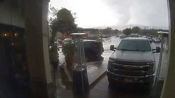 Diese Aufnahme aus einer Überwachungskamera zeigt den Tornado in Scotts Valley.