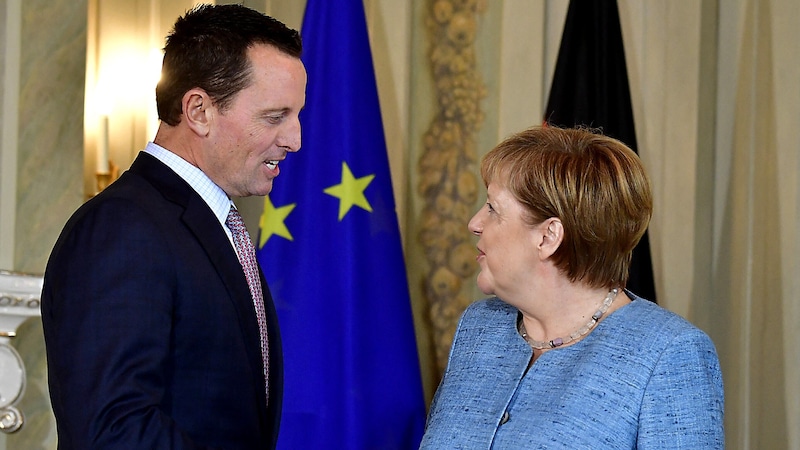 Archivbild aus dem Jahr 2018: Bundeskanzlerin Angela Merkel empfängt Richard Grenell im Regierungs-Gästehaus auf Schloss Meseberg. (Bild: APA/AFP/Tobias SCHWARZ)