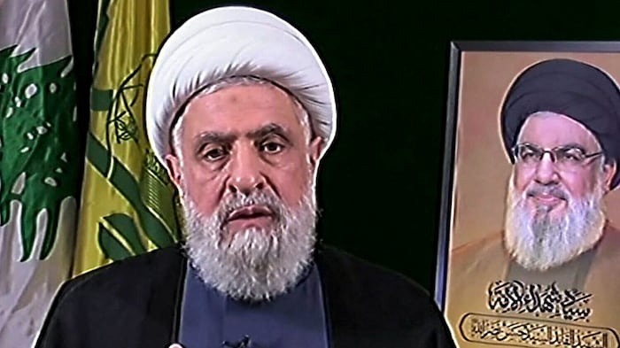 Naim Qassem neben einem Bild seines ermordeten Vorgängers Hassan Nasrallah