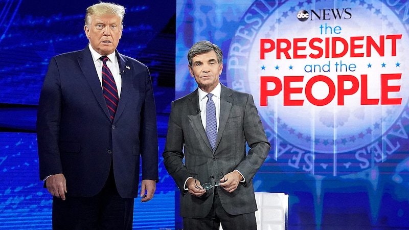 Archive image from 2020: Donald Trump with presenter George Stephanopoulos (Bild: APA/AFP/MANDEL NGAN)