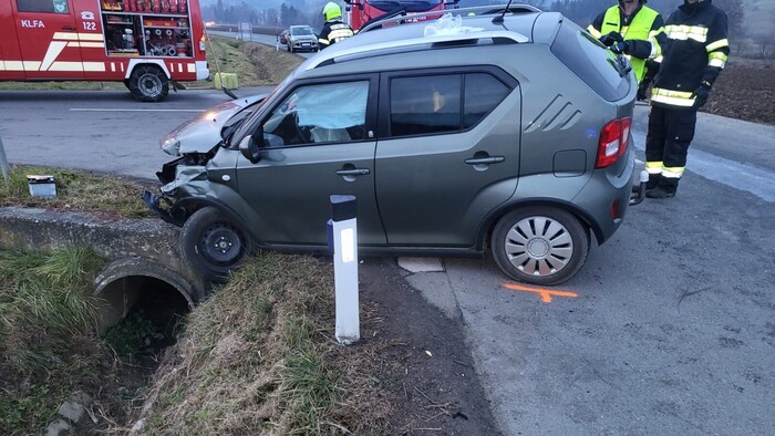 Die Feuerwehr befreite die Unfalllenker.