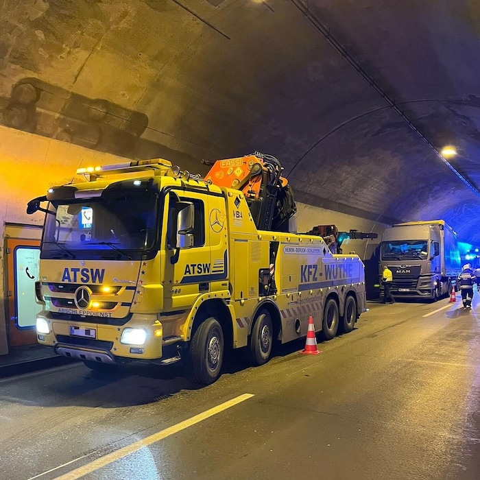 Die Bergung des Unfallfahrzeugs war äußerst aufwendig.