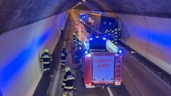 Der Lkw musste entladen und abgeschleppt werden. (Bild: Freiwillige Feuerwehr Preitenegg)