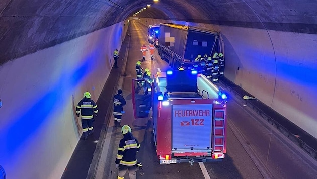 Der Lkw musste entladen und abgeschleppt werden. (Bild: Freiwillige Feuerwehr Preitenegg)