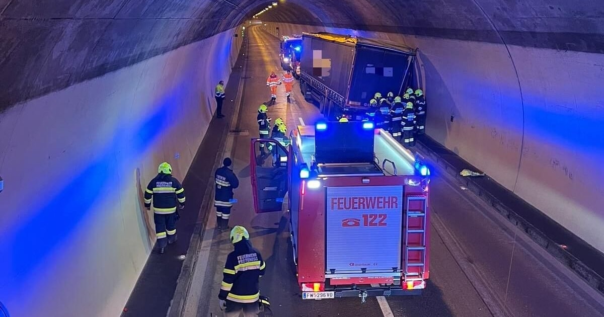 A stroke of luck - Truck crashes into tunnel wall: A 2 closed for hours ...